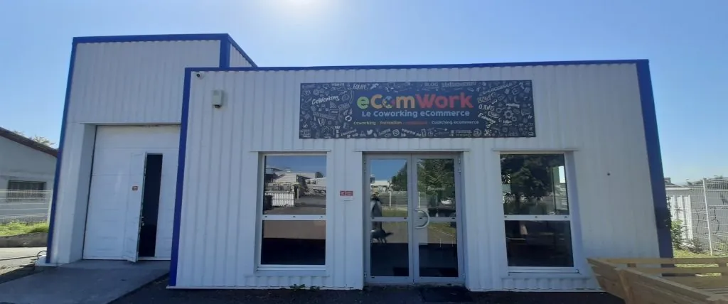 Notre enseigne est posée !