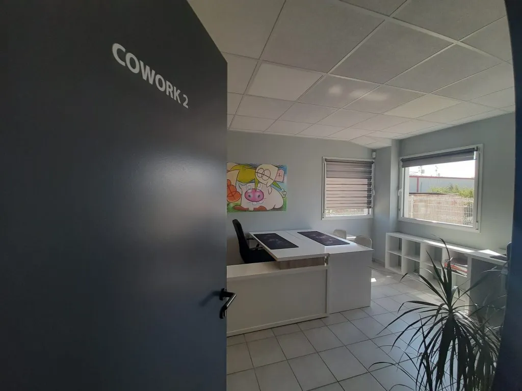 Notre enseigne est posée !