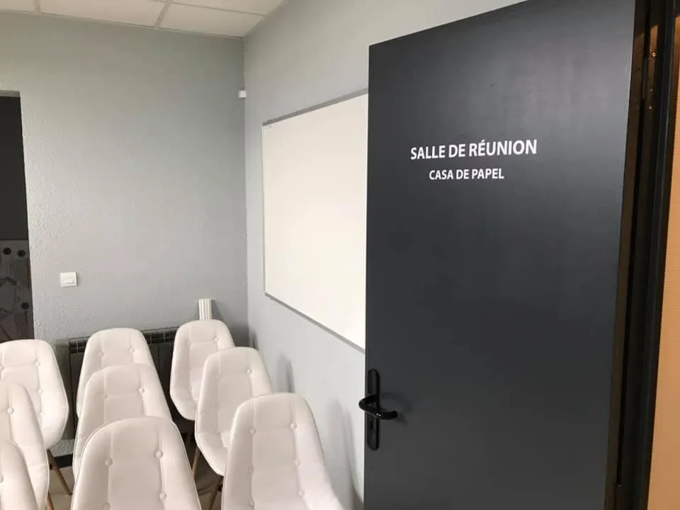 Notre enseigne est posée !