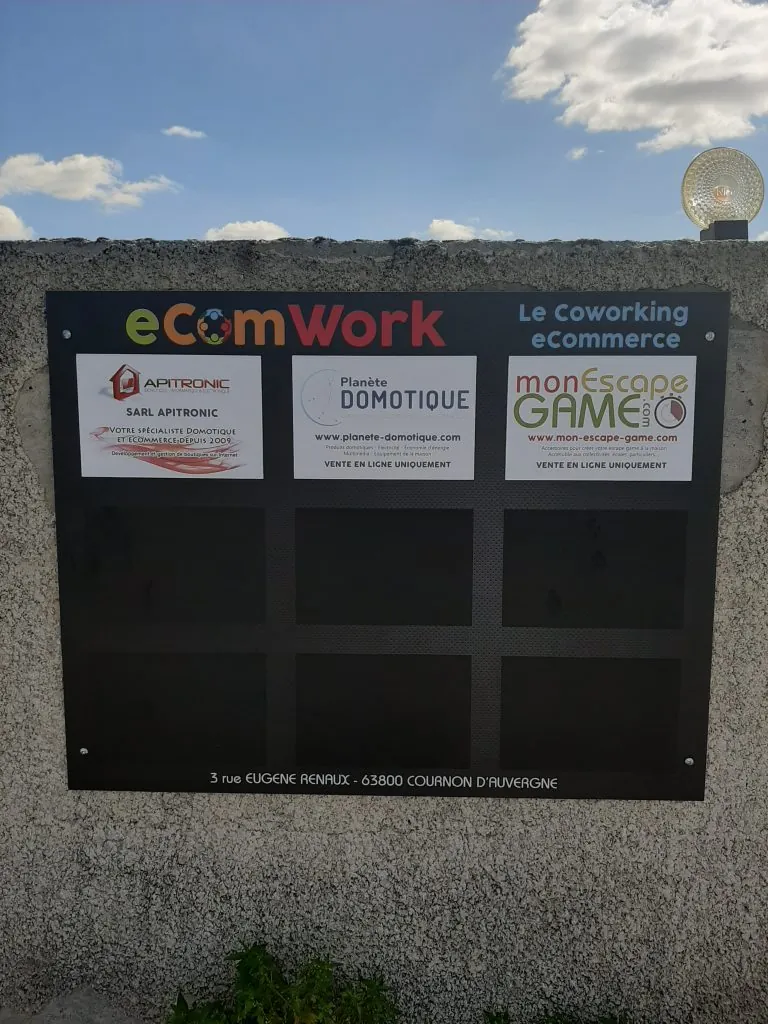 Notre enseigne est posée !