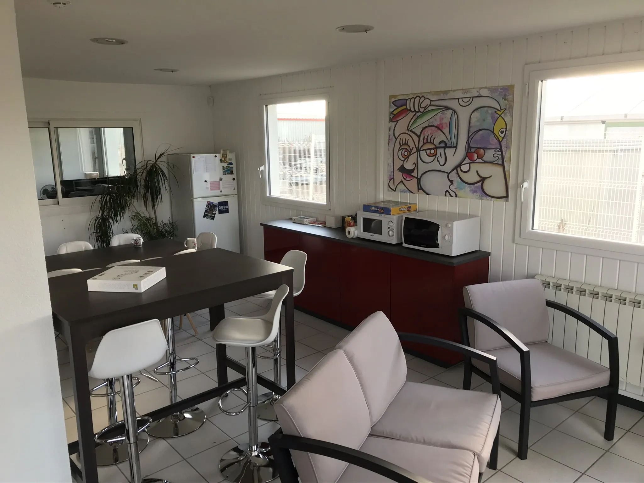 Espace détente et cuisine du coworking